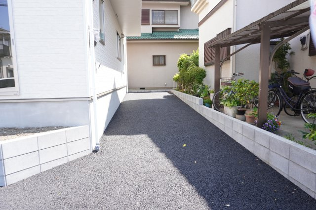 草加市苗塚町 新築分譲住宅の駐車場