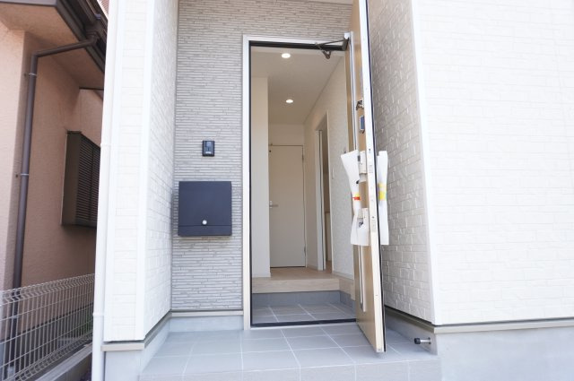草加市苗塚町 新築分譲住宅の玄関