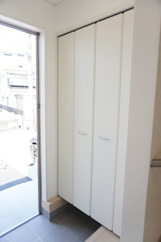 草加市苗塚町 新築分譲住宅の玄関