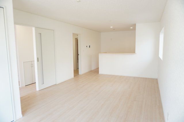 草加市苗塚町 新築分譲住宅の居間・リビング