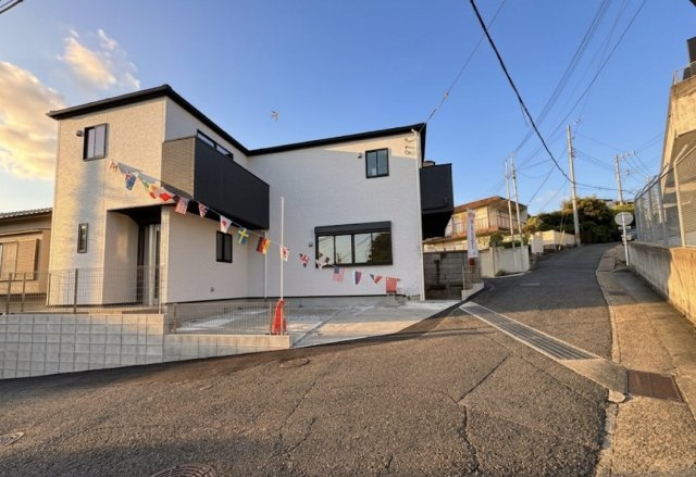 価格変更★舞子坂３丁目　新築戸建ての前面道路含む現地写真