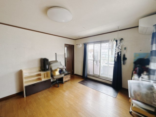 【中古戸建】太田市小舞木町の洋室|■洋室｜2階洋室には大きな窓をご用意しています。日中はあたたかな日差し差し込み自分時間も充実できますね＾＾