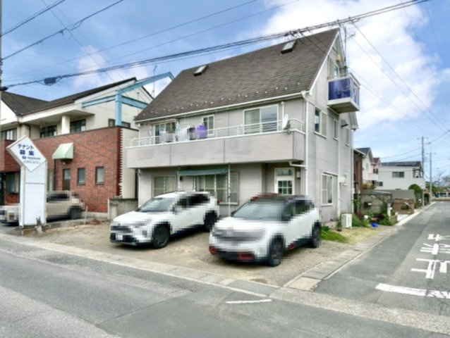 【中古戸建】太田市小舞木町の外観|■外観｜周囲の見渡しが良く、車の出入りの際も安全確認がしやすいため、小さなお子様がいるご家庭でも安心です。