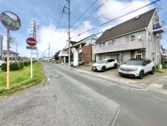 【中古戸建】太田市小舞木町の前面道路含む現地写真|■外観｜道路幅にゆとりがあることで駐車もしやすく、来客時や複数台利用の際にもストレスを感じにくいのが魅力の一つです♪