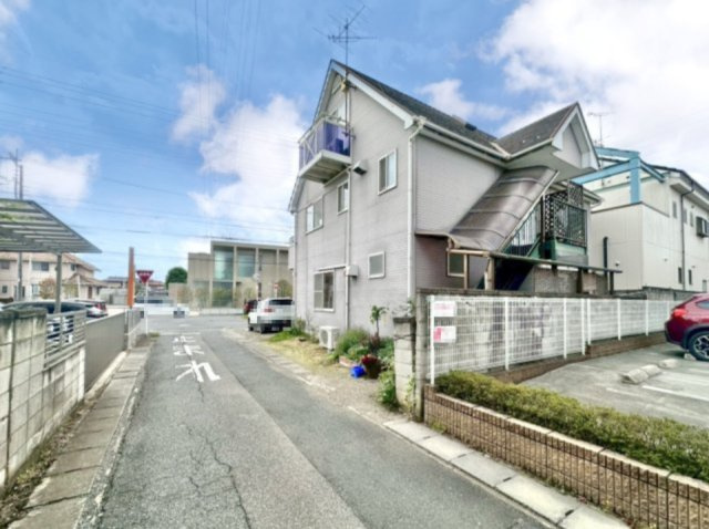 【中古戸建】太田市小舞木町の前面道路含む現地写真|■外観｜外構や植栽の計画次第で自分好みにアレンジできる余白があり、住みながら楽しめる住まいです♪
