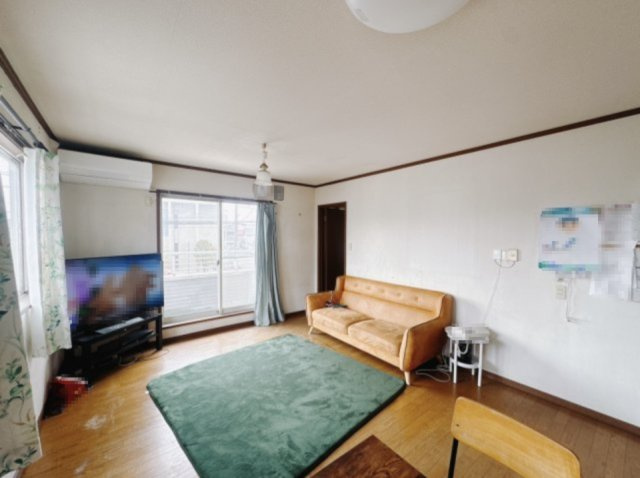 【中古戸建】太田市小舞木町の居間・リビング|■リビング｜家具が設置されていて、生活イメージがしやすくなっております(*＾＾*)大きなソファーやテーブルを置いてもゆとりのある空間です♪
