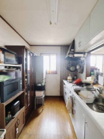 【中古戸建】太田市小舞木町のキッチン|■キッチン｜リビングまでの見通しが良く、家事をしながらでも、お子様の様子を見られるようになっています。お子様がいつもママのそばにいる安心感も生まれます♪