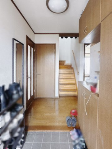 【中古戸建】太田市小舞木町の玄関|■玄関｜ご家族の靴がたくさんしまえる下駄箱付き。お子様の靴がこれから増えても安心な大きさです。
