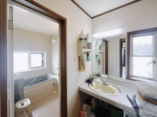 【中古戸建】太田市小舞木町の独立洗面台|■洗面室｜大きな鏡で朝の身支度もラクラク♪毎日の忙しい準備が楽しくなる洗面所です(^^♪