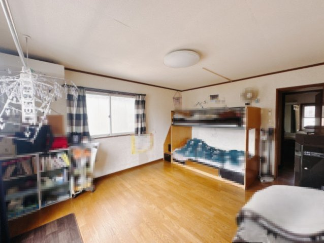 【中古戸建】太田市小舞木町の洋室|■洋室｜木のぬくもりを感じるフローリングは、天然木の味わいが時とともに深みを増していきます。また、傷にも強く、フリーワックスでお手入れもラクラクです♪くつろぎ空間にも来客時のゲストルームにも♪