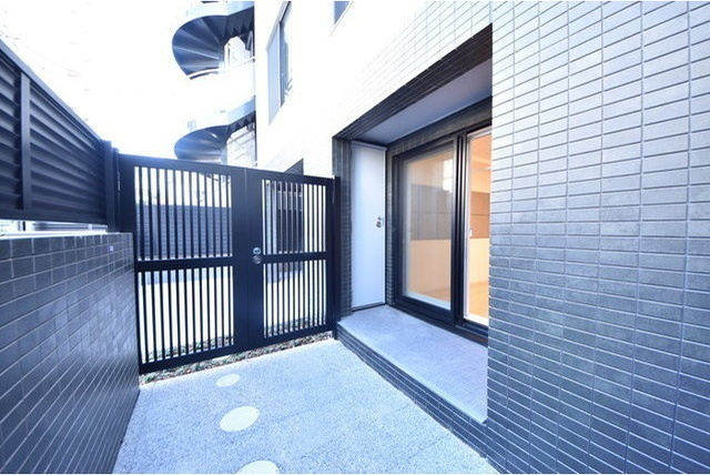 1階部分はテラス(周辺庭)となります。 