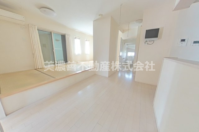 ６６８９５　岐阜市西鶉５丁目中古戸建ての居間・リビング