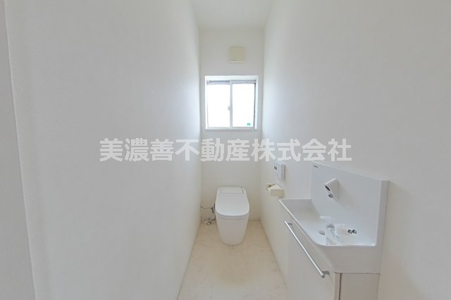 ６６８９５　岐阜市西鶉５丁目中古戸建てのトイレ