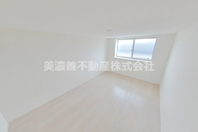 ６６８９５　岐阜市西鶉５丁目中古戸建ての洋室