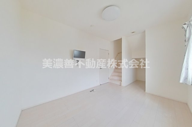 ６６８９５　岐阜市西鶉５丁目中古戸建ての洋室
