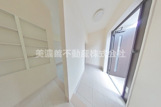 ６６８９５　岐阜市西鶉５丁目中古戸建ての玄関