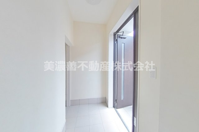 ６６８９５　岐阜市西鶉５丁目中古戸建ての玄関