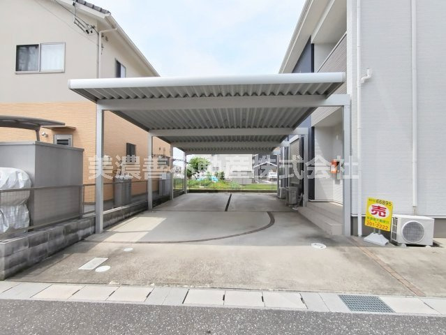 ６６８９５　岐阜市西鶉５丁目中古戸建ての駐車場