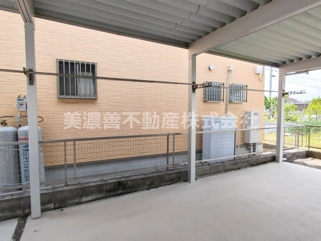 ６６８９５　岐阜市西鶉５丁目中古戸建ての駐車場