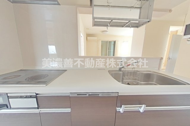 ６６８９５　岐阜市西鶉５丁目中古戸建てのキッチン