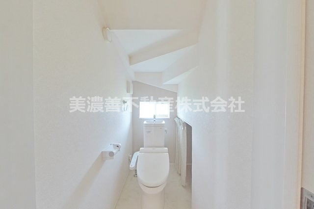 ６６８９５　岐阜市西鶉５丁目中古戸建てのトイレ
