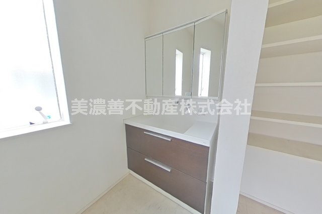 ６６８９５　岐阜市西鶉５丁目中古戸建ての独立洗面台