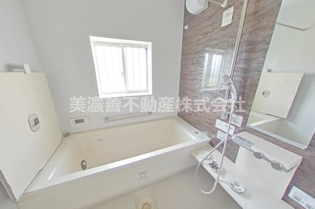 ６６８９５　岐阜市西鶉５丁目中古戸建ての浴室