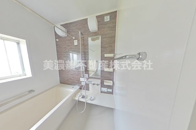 ６６８９５　岐阜市西鶉５丁目中古戸建ての浴室
