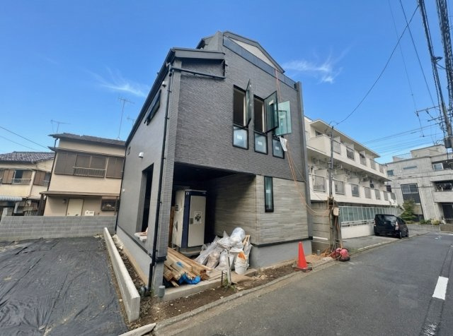 板橋区大山西町 限定1棟の前面道路含む現地写真|北側隣地は空地につき角地感覚の開放感あふれる立地