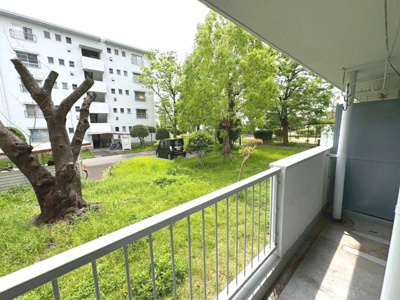 【バルコニー】 | 浅香山住宅２６号棟 | 豊かな緑、心地よい風、「ゆとり」を感じられる物件です。