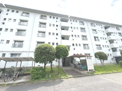 【外観】 | 浅香山住宅２６号棟 | 大阪メトロ御堂筋線「北花田」駅まで徒歩約１０分の好立地です。商業施設も充実し生活至便の環境です♪