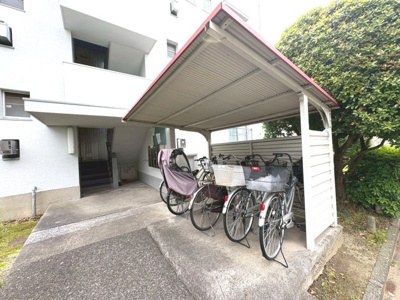 【駐輪場】 | 浅香山住宅２６号棟 | 管理が行き届いた敷地内はきれいに保たれています。