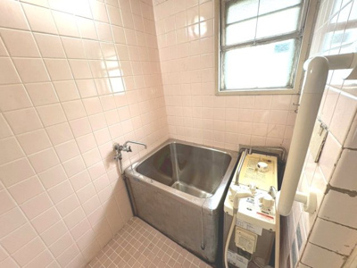 【浴室】 | 浅香山住宅２６号棟 | 浴室には嬉しい窓付きです。換気通気よく清潔に保てます。