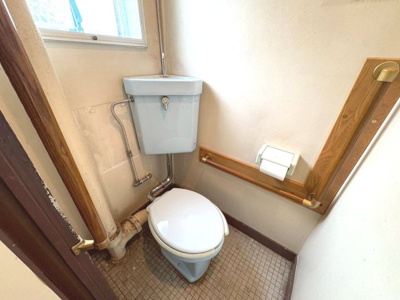 【トイレ】 | 浅香山住宅２６号棟 | 明るいトイレは窓付きです。現状有姿でのお引渡しとなります。リフォームして自分好みにしてみてはいかがでしょうか？