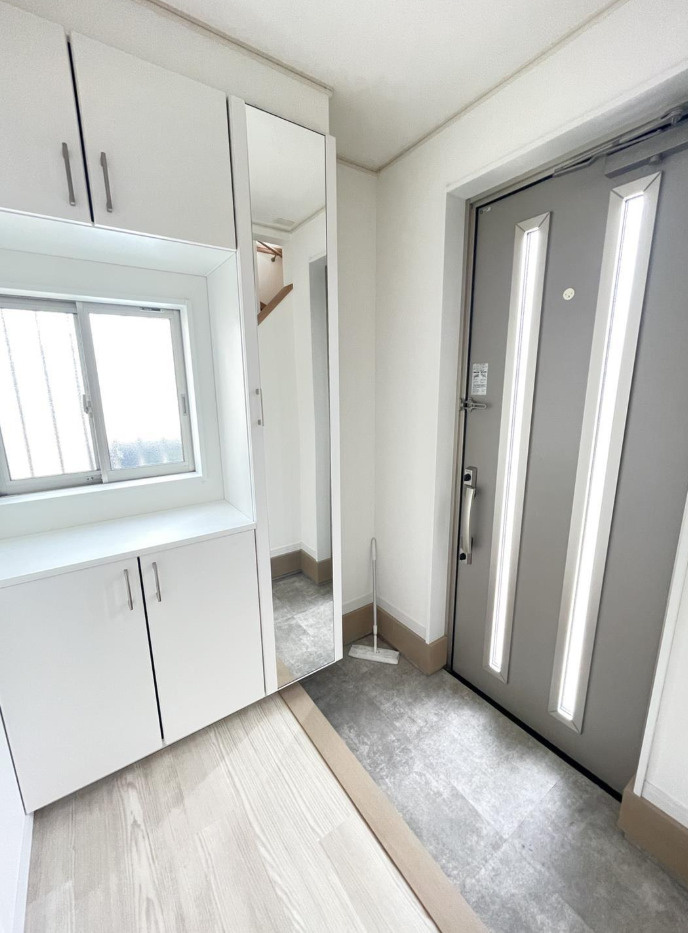 西町下坂貸家【キャッシュバック対象物件】の玄関|収納もある玄関です
