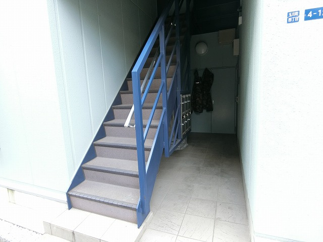 昭島市玉川町４丁目の賃貸マンションのエントランス