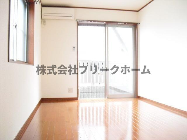 小金井市中町１丁目のアパートの居間・リビング