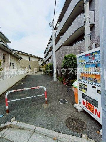 メゾンラヴィーヌの駐車場