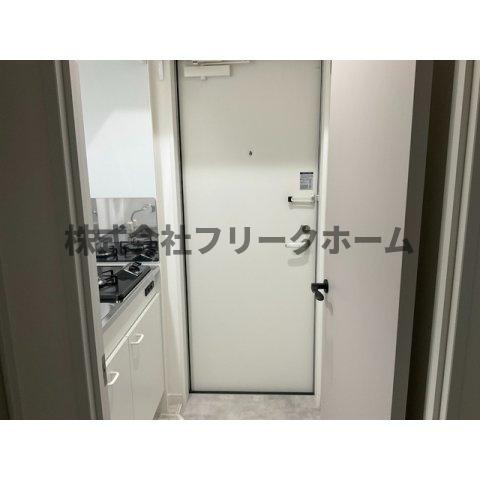 小金井市貫井北町１丁目のアパートの玄関