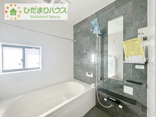 【浴室】 | 取手市本郷6期　新築戸建　1号棟 | 何歳まで一緒に入ってくれるだろうか・・・。
広いお風呂は、お子様と一緒に入るバスタイムがより楽しくなります。