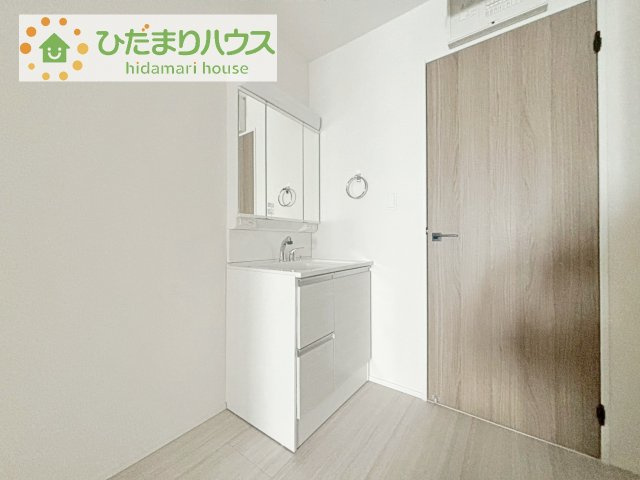【独立洗面台】 | 取手市本郷6期　新築戸建　1号棟 | 三面鏡の大きな鏡は憧れます(^^♪
鏡の後ろは収納となっていて、細かいものでも収納できるのでスッキリと整理できます！