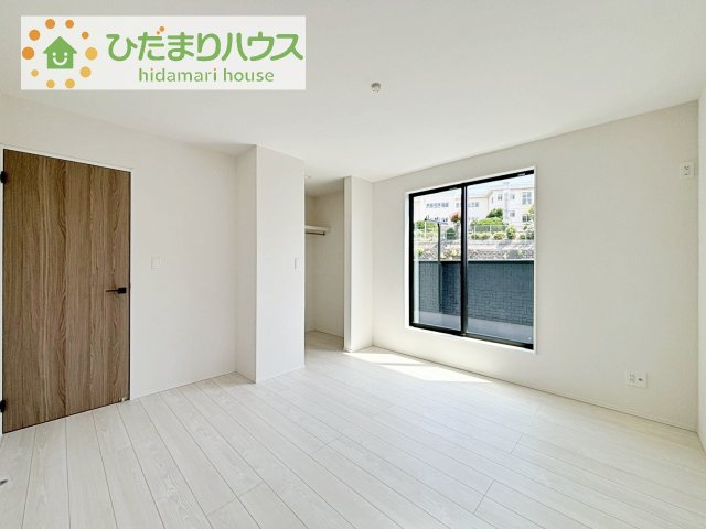 【寝室】 | 取手市本郷6期　新築戸建　1号棟 | バルコニーに面していて、たっぷり光りの入る明るい主寝室です！