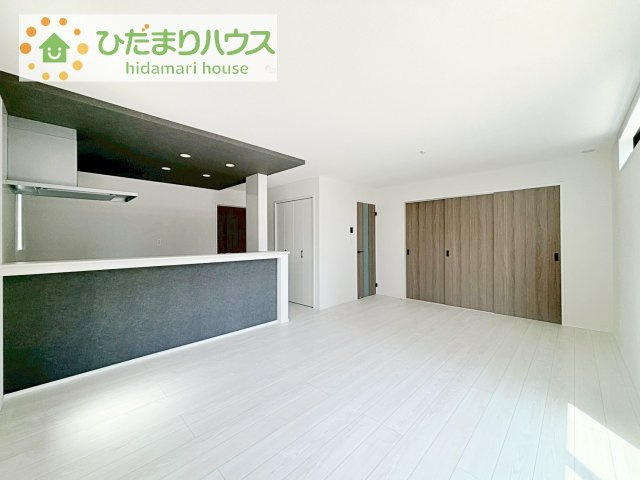 【居間・リビング】 | 取手市本郷6期　新築戸建　1号棟 | 家族だんらんで、笑顔のたえない時間も増えそうな広々としたLDKが魅力です(^^)/窓も多くて明るい空間でくつろげます。