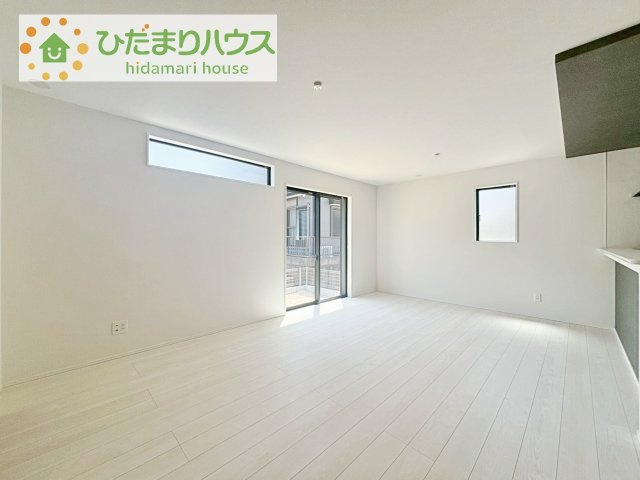 【居間・リビング】 | 取手市本郷6期　新築戸建　1号棟 | リビングの窓からはあたたかな日差しが差し込みます(*'▽')