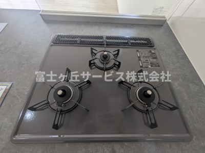 【その他】 | 磐田市川袋 新築一戸建て 1号棟 | 3口コンロがあります
