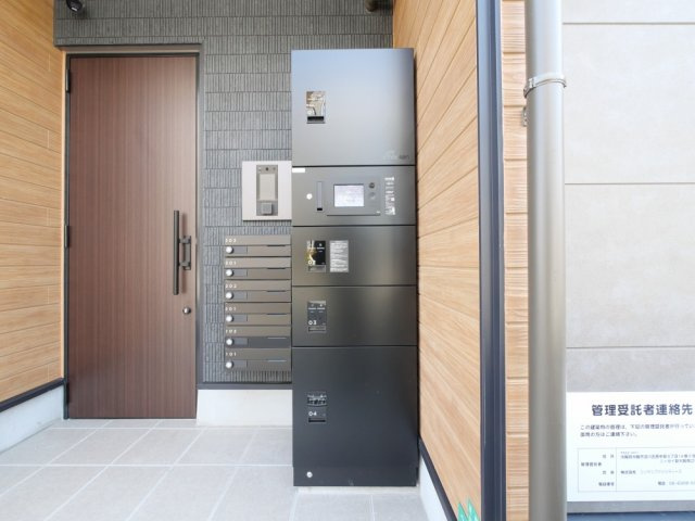 大阪市港区港晴４丁目のハイツのエントランス