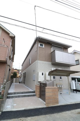 府中市住吉町１丁目のアパートのエントランス