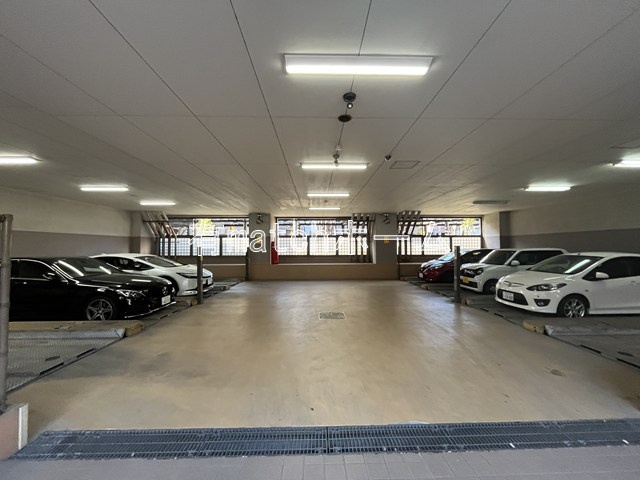 フロンティアタワー難波EASTの駐車場