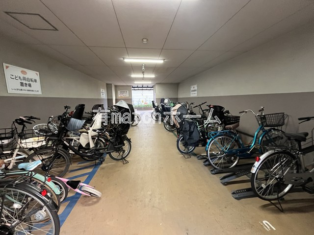 フロンティアタワー難波EASTの駐車場