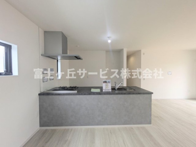 【キッチン】 | 磐田市川袋 新築一戸建て 2号棟 | 前から見たキッチンです